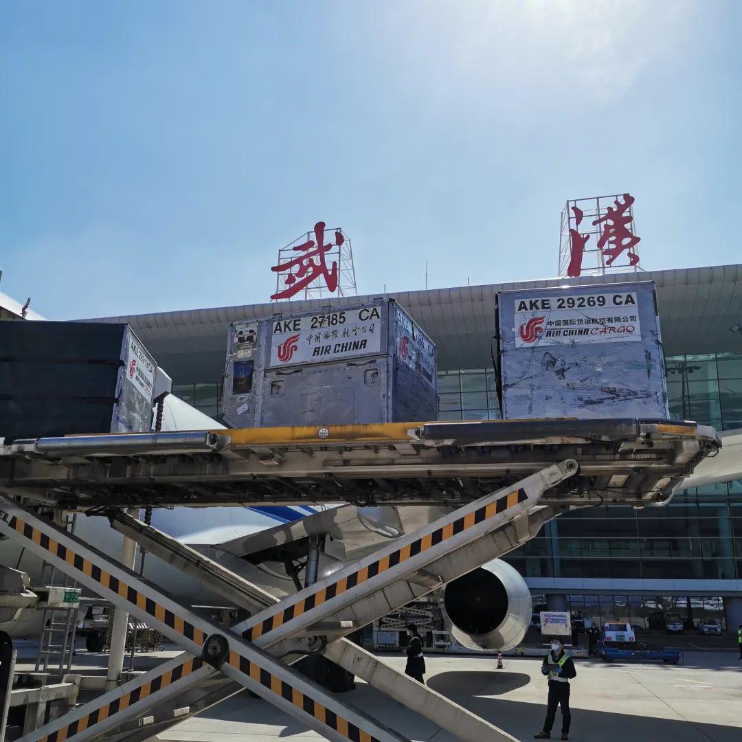 8折/499元,武汉飞成都最低票价则为4.4折/约580元.