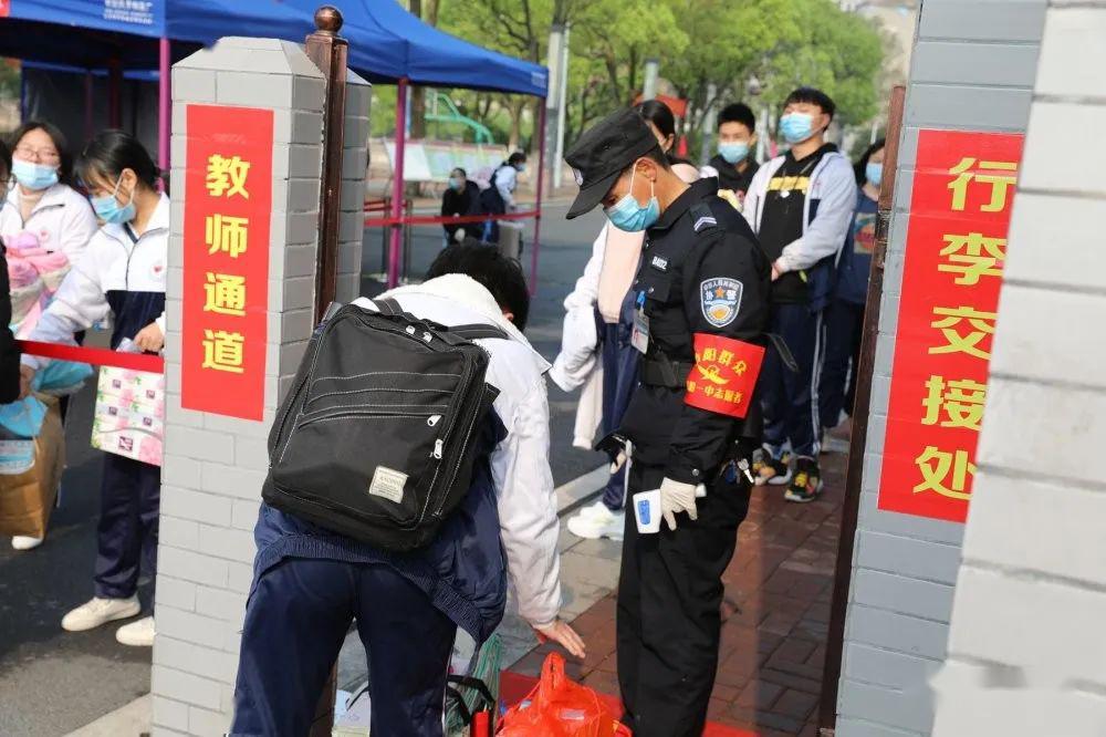 耒阳公安"校园卫士"护卫队护航开学季 助推全市学校分级分批开学