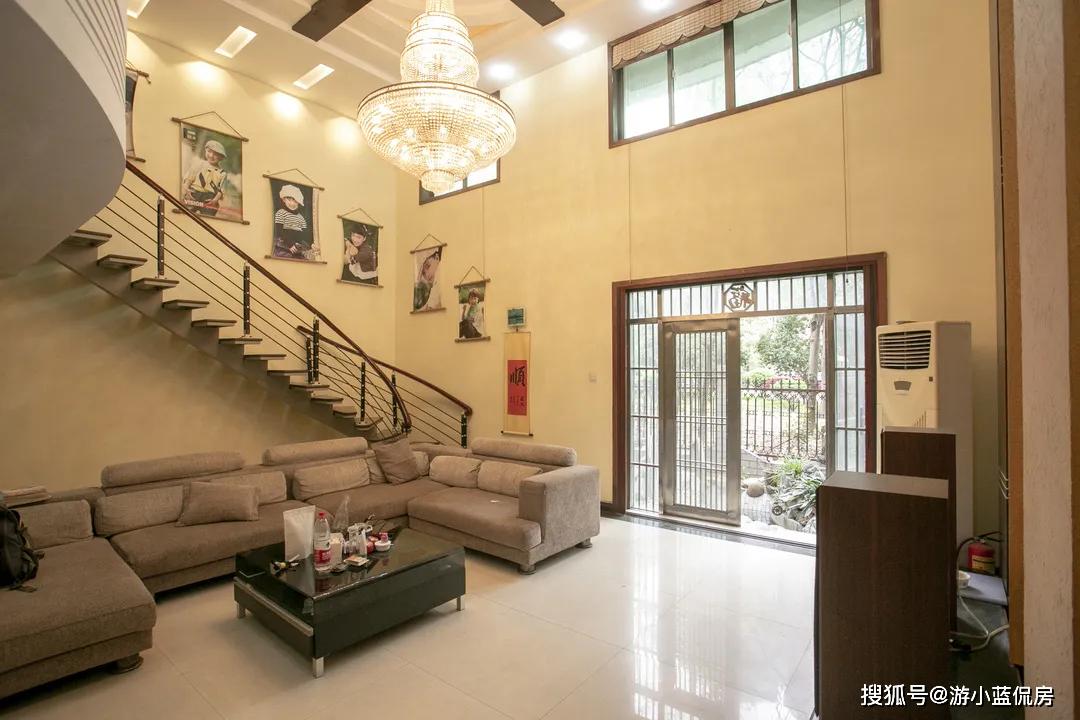 (点击查看房源图片)房子是双层复式楼,客厅5.