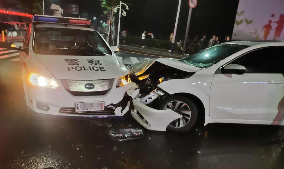 事故导致警车,粤b小车车头受损严重 视频来源:深圳交警4月6日凌晨