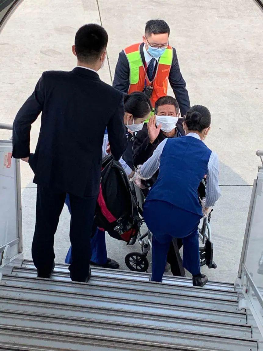 山航空乘全程照顾轮椅旅客,珍视平凡的陪伴