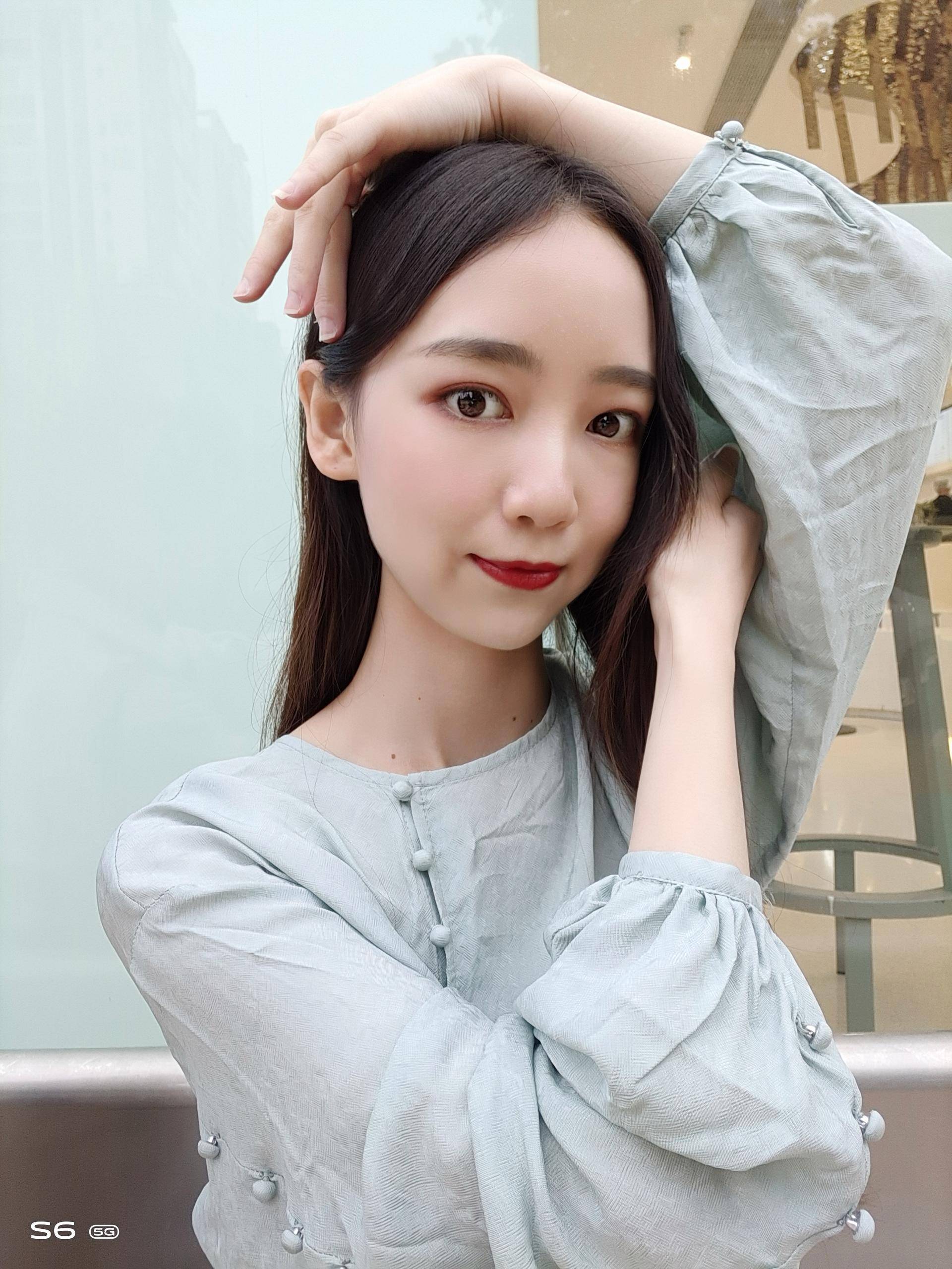 只要你的自拍姿势或者角度不是特别奇怪的话,不用过多的修饰,随手一拍