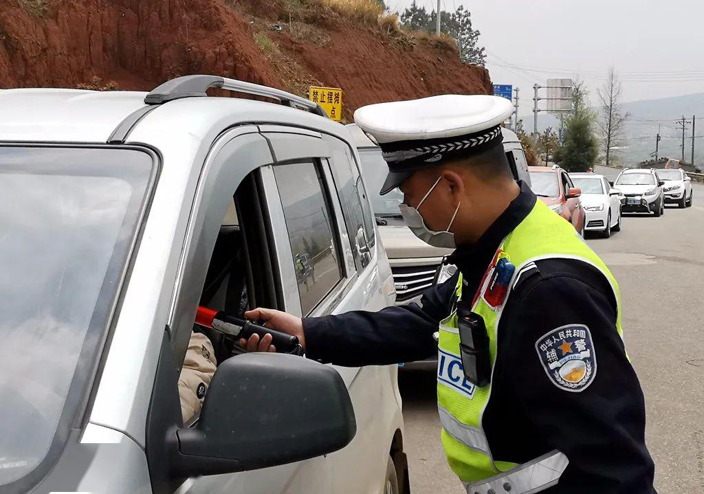 宣威交警开启"白 黑"模式持续查酒驾