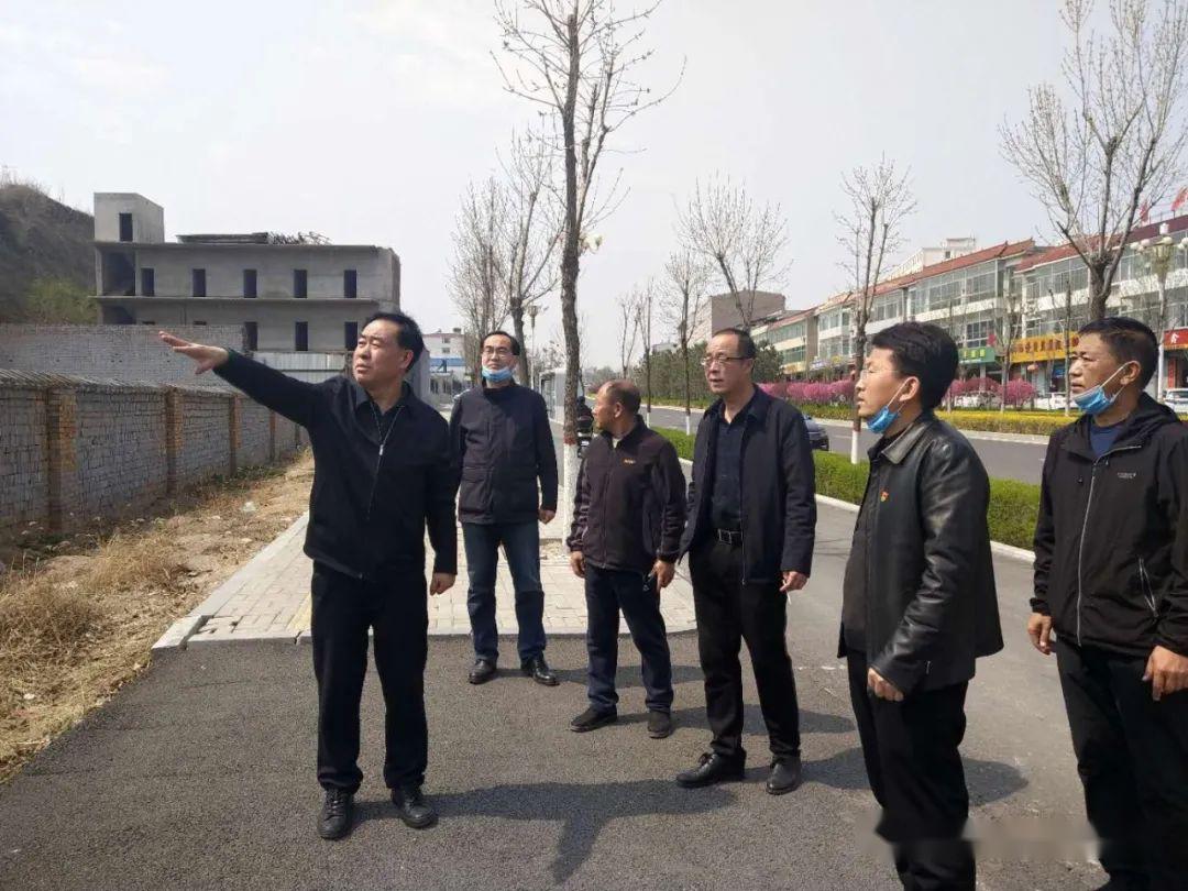 忻州城区基础设施建设工程城南片区分指挥部指挥长刘明祥在新建路办事