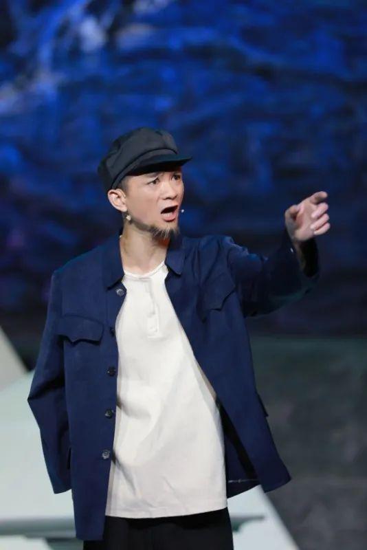 周海峰嗓音独具风格,表演风趣生动.