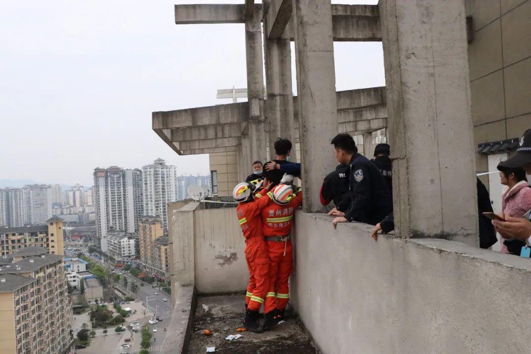 青年男子欲跳楼轻生 消防蜀黍飞身营救_救援