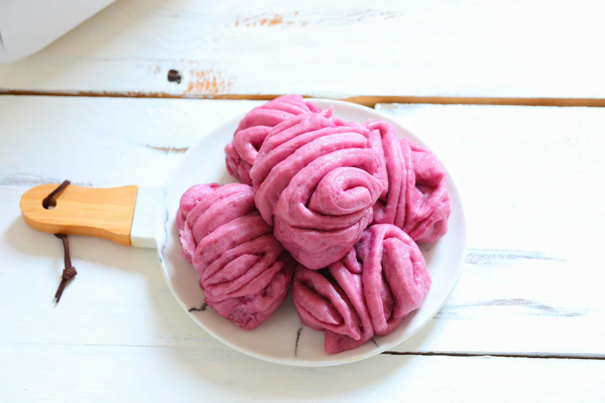 紫薯比红薯的营养还要高,除了红薯的一些营养以外,还富含花青素