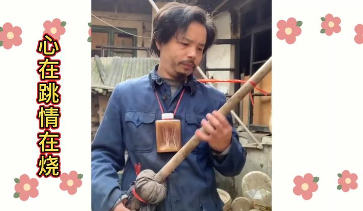 农村网红阿亮弹着吉他唱的这首心在跳情在烧既然火了一夜成名