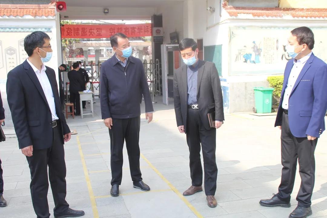 教育要闻潼关县县委书记樊正学检查九年级开学复课工作