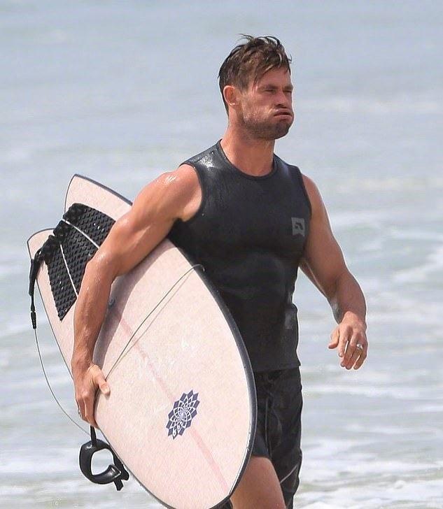 37岁"雷神索尔"沙滩冲浪,热身姿势像抡大锤,翘臀太养眼_身材