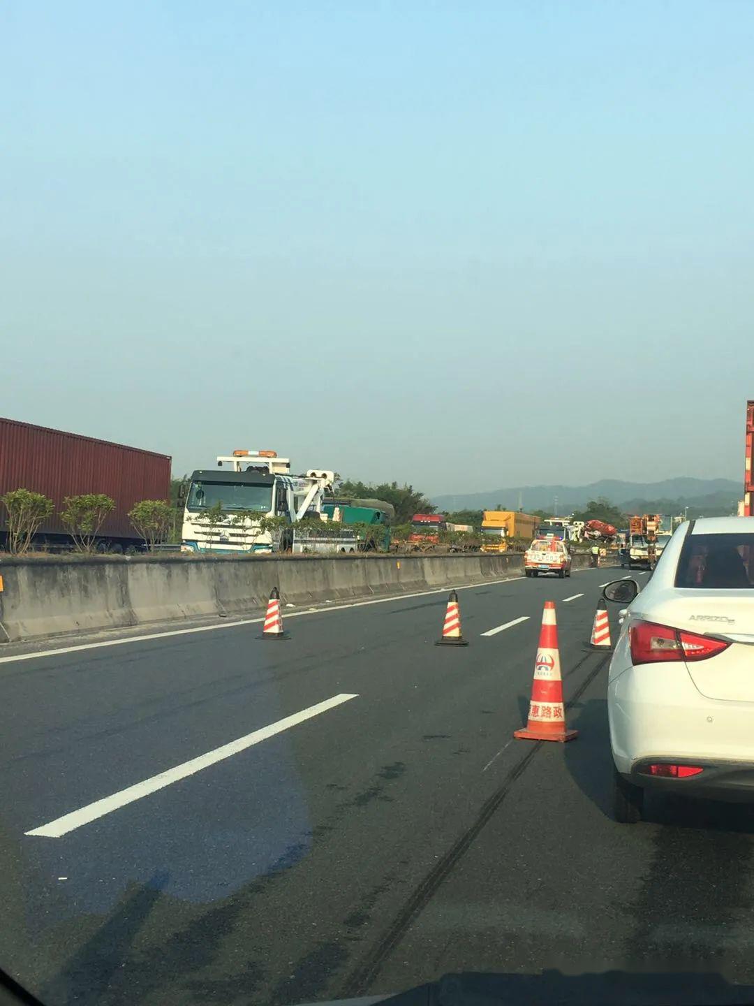 紧急提醒因货车追尾今早甬莞高速揭西大溪至金和段造成拥堵