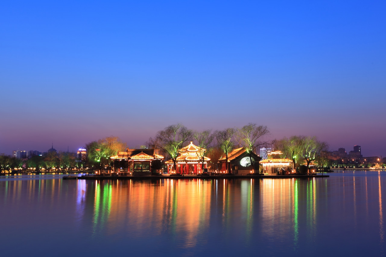 素有"泉城明珠"的美誉,与趵突泉,千佛山并称为济南三大名胜