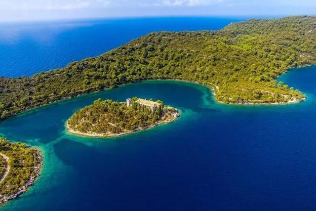 距离科尔丘拉岛不远的姆列特岛是亚得里亚海上漂浮的一枚翡翠,因其