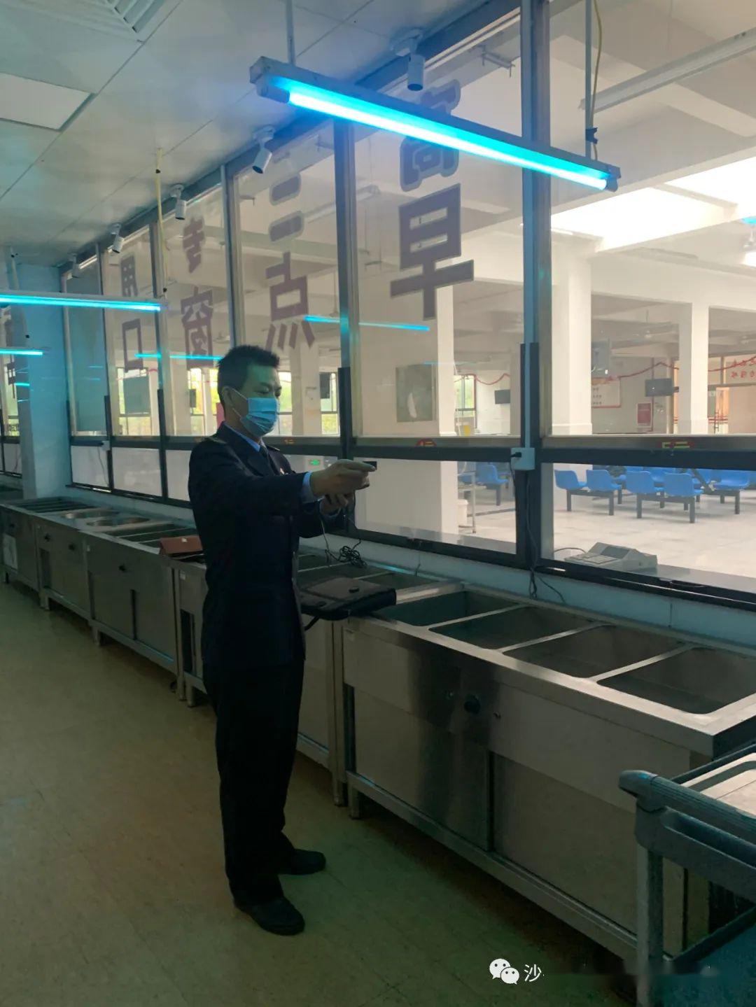 检查厨房食品原料.检查食堂分餐情况.开展食品安全知识培训.