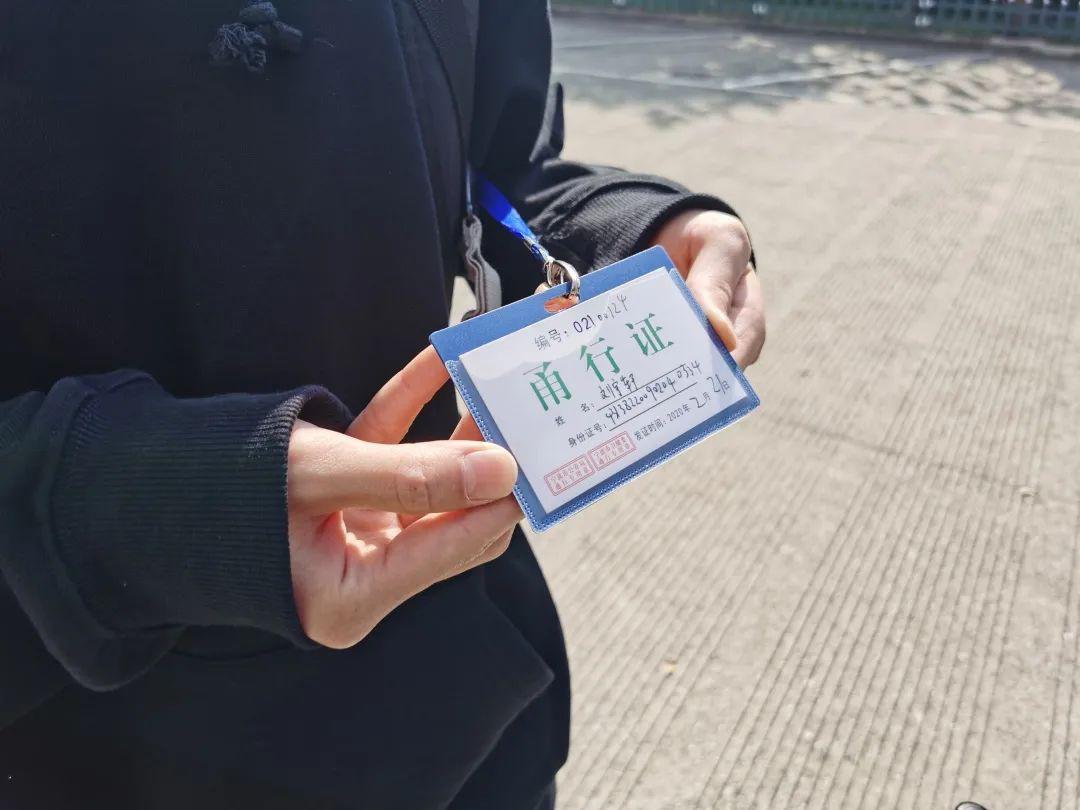 值周教师检查学生甬行证与口罩佩戴情况场景2:保持间隔,有序入校各