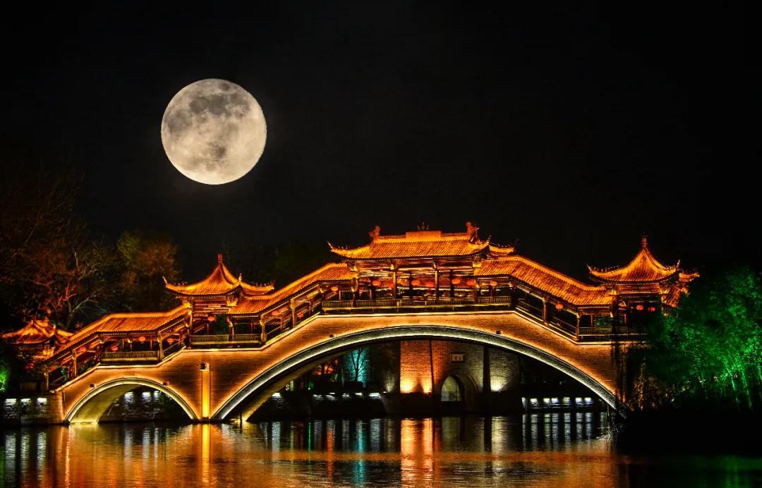 形成了一幅美丽画卷与古城交相辉映"皎皎空中孤月轮"在台儿庄古城