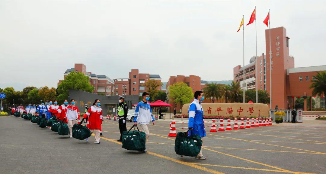平阳中学门口有学生在排队原来