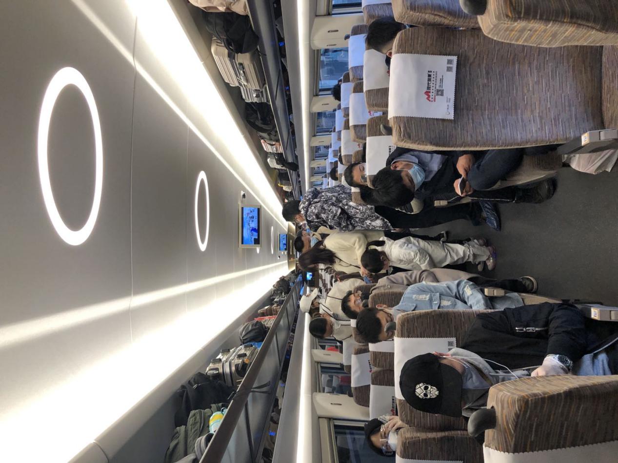 (我所在的14号车厢,目测坐了60-70人)有新闻还说:"北京同步启动滞留