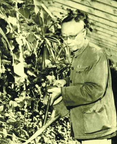 末代皇帝溥仪第一份工作是什么挣了多少钱拿工资后怎么花的