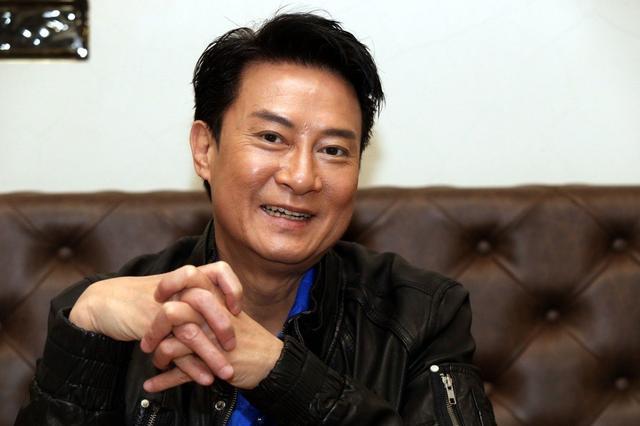 90年代港剧小生,香港歌手刘锡明当年以电视剧《义不容情》一炮而红,曾