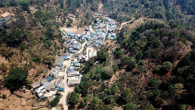 航拍易武麻黑茶山:离麻黑寨不远的落水洞村.