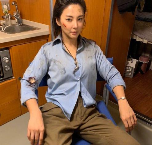 应该是女演员"actress",而不是男演员"actor