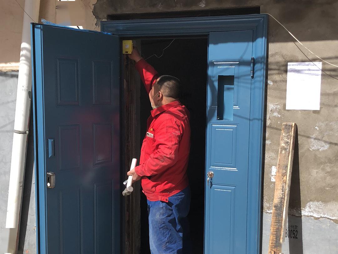 青山时讯困境重生开拓领域防疫健康宣传换防盗门暖居民心民情恳谈会