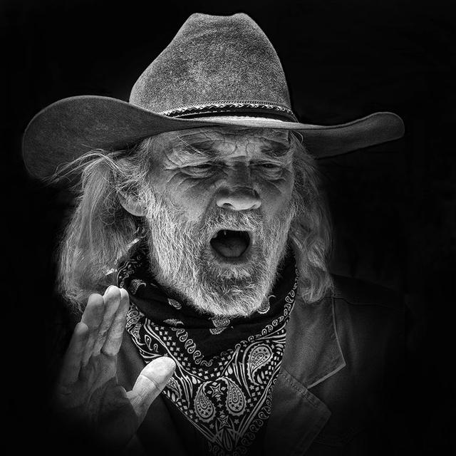 老牛仔练轮滑的女孩靓丽留住好心情登台露一手卖香蕉的女孩美国老头