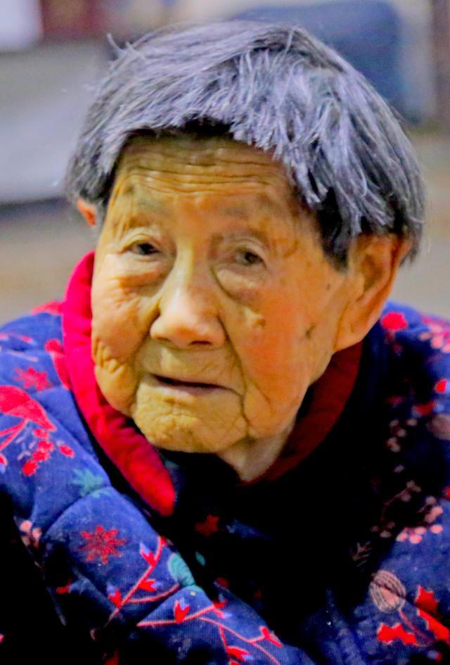 湖北宜昌:97歲老奶奶天天勞動不止,餵魚時顯可愛童心