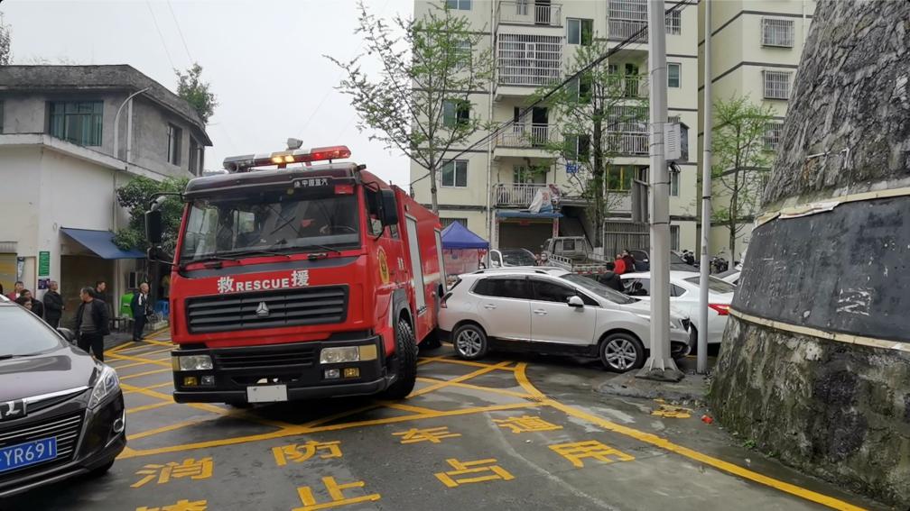 民房着火私家车堵塞通道喊话无果后消防车无奈挂擦前行救援