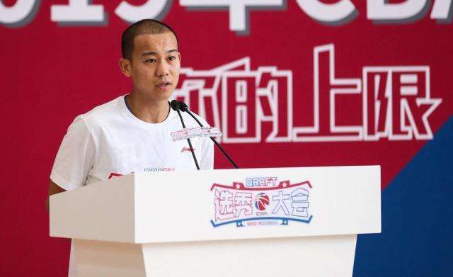 身高只有一米七多的曹芳在场上显得身体格外单薄,在野球场还可以凭借