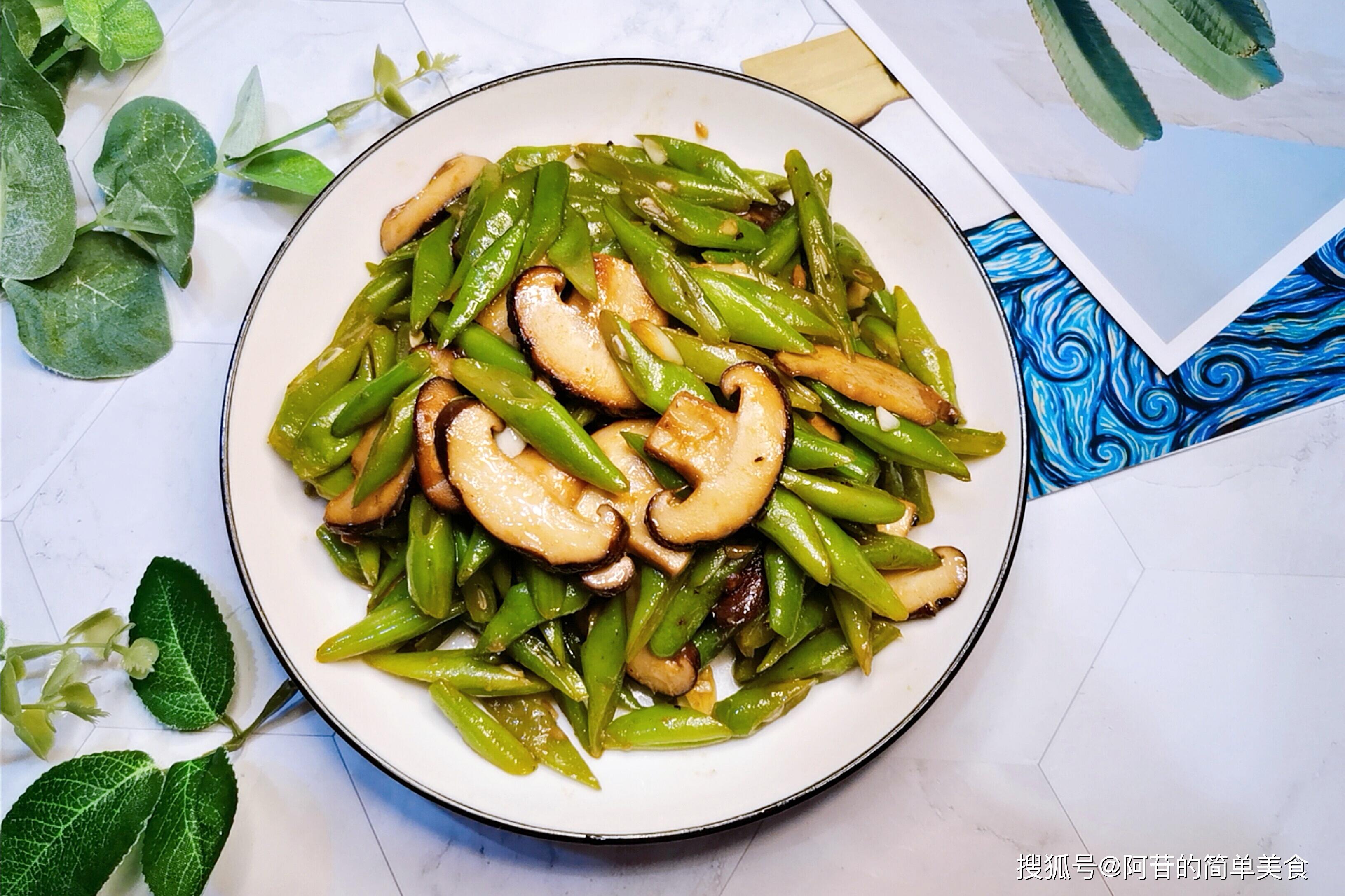 为什么饭店做的四季豆炒香菇那么好吃大蒜分两次加入才是关键