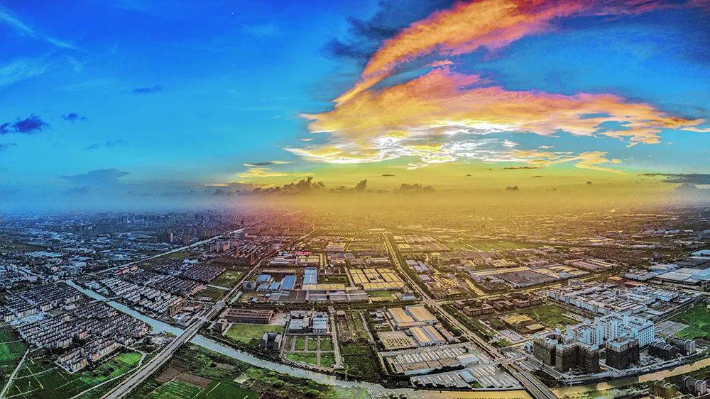 "郁晓凡表示,今年,开发区(惠民街道)全年力争地区生产总值增长7.