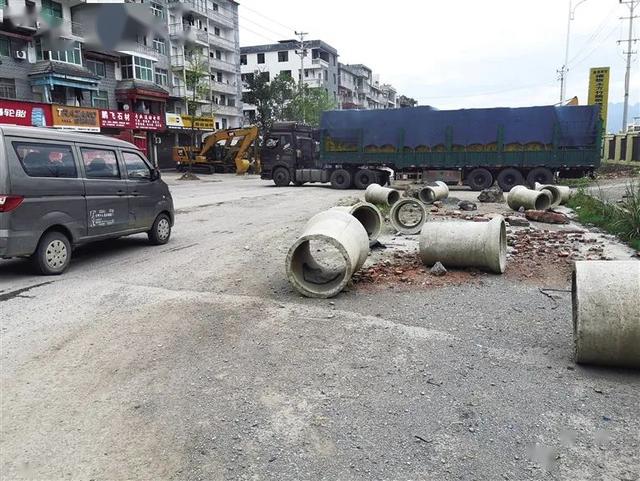 "断头路"上堆满障碍物 市民盼设置警示标识_道路