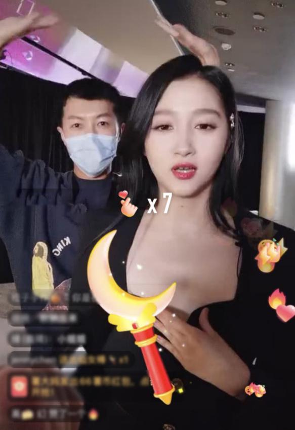 关晓彤低领短裙直播改变风格不变心态不断遮挡胸口一脸害羞