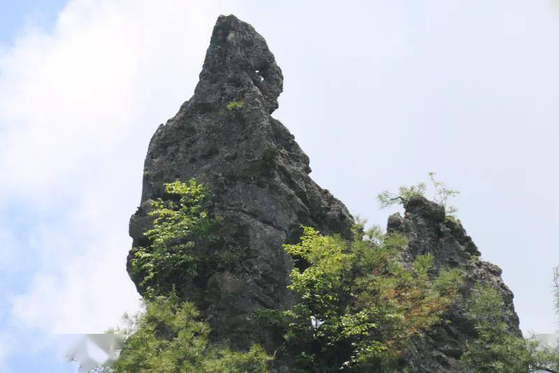 绝了黎坪景区石马山崖壁上惊现复活岛人脸