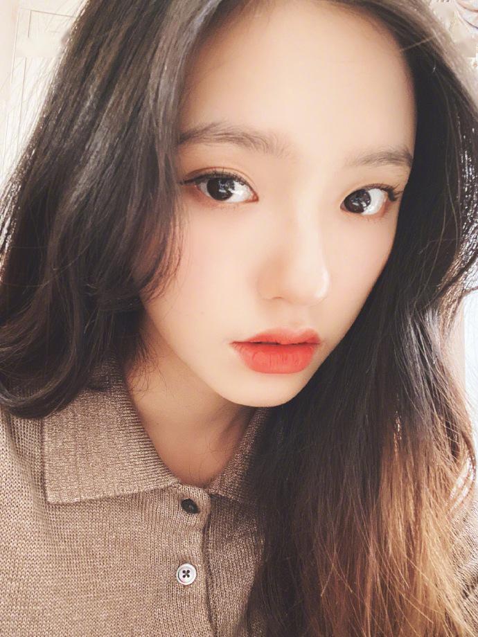 林允分享十八宫格自拍奶茶系妆容搭微卷长发显温柔清新