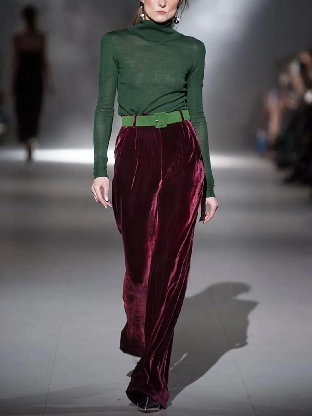 为避免浮夸或者低级,互补色搭配时,最好通过调整明度/纯度或者相互的