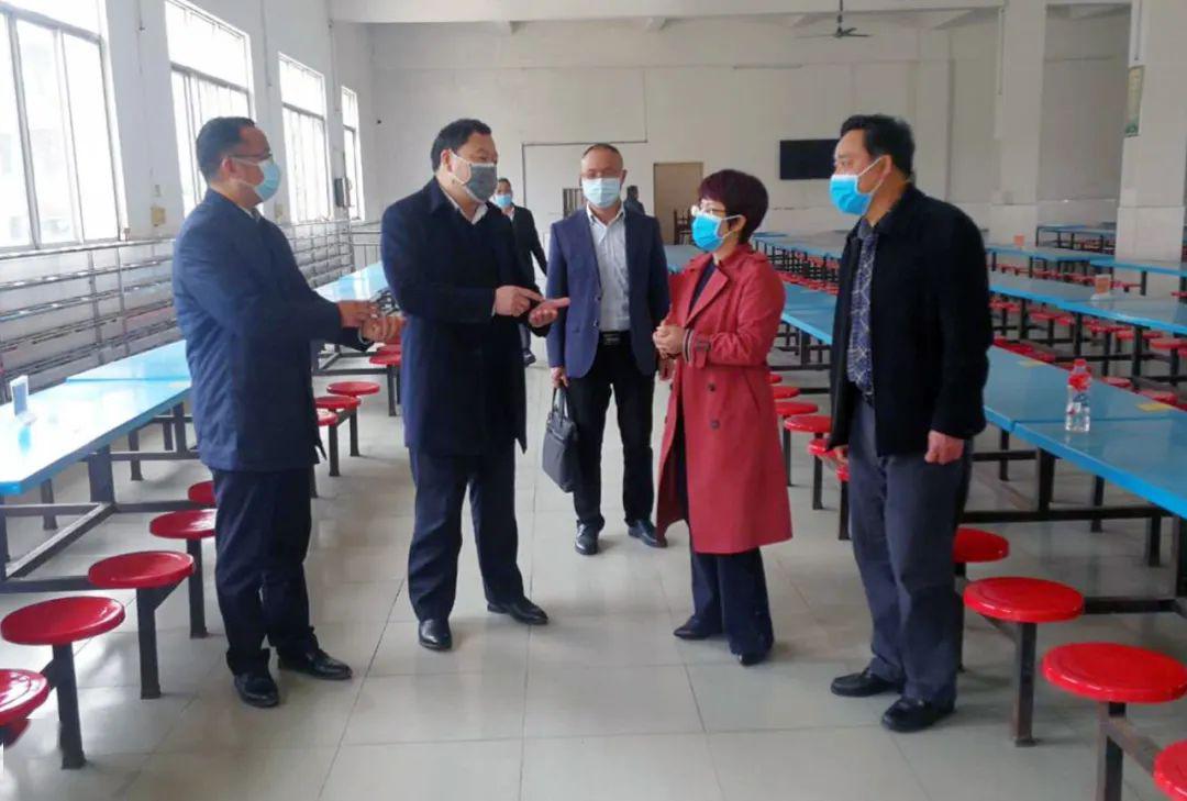 当天,钟山县县长陈书莹到钟山中学检查指导春季学期开学疫情防控工作.