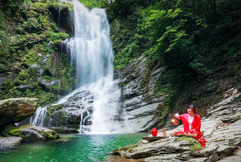 西北边有太平天国时期的古长城,南边有一泻千里的鬼门关瀑布