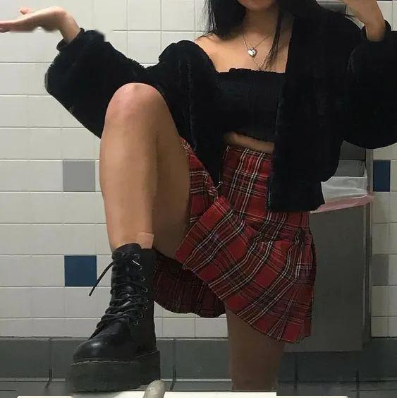 这个上衣是小胸女生的福利了