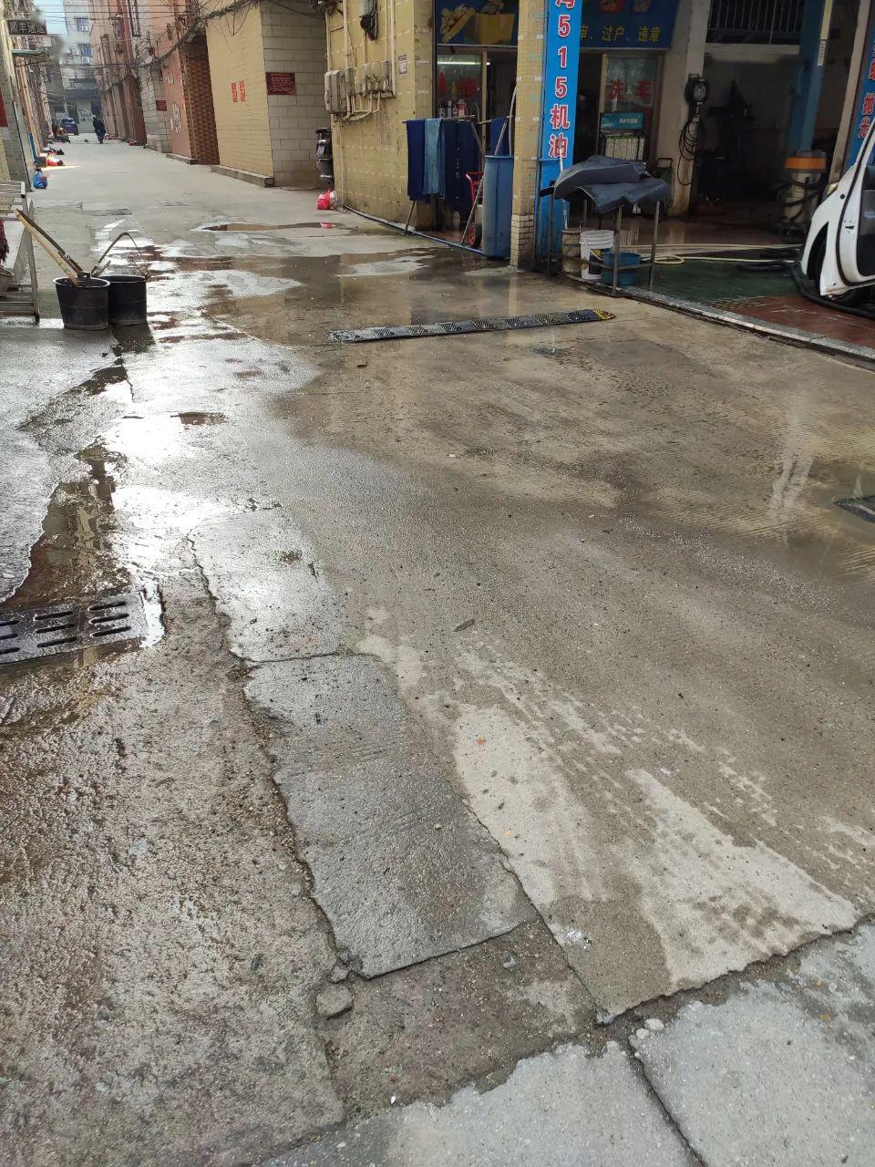 将未经沉淀的污水直接排入市政排水管网中这些洗车店的违规行为馋仅