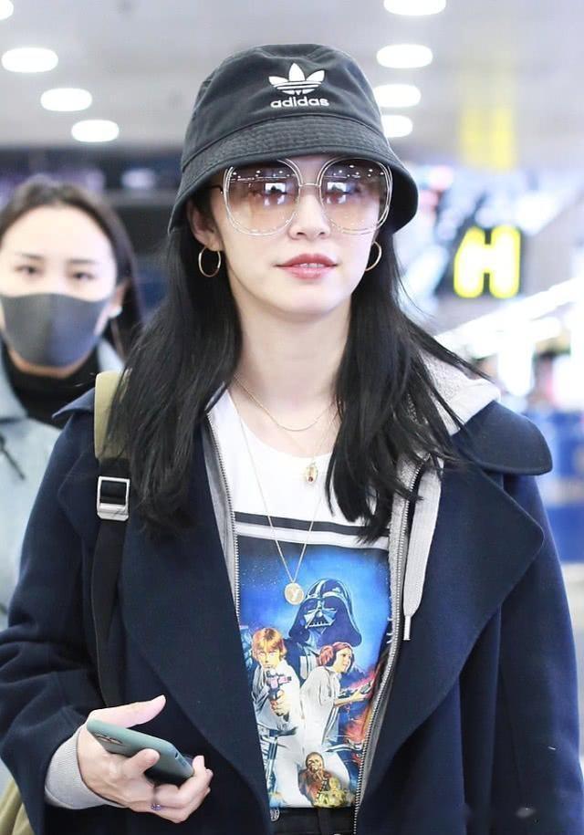 姚晨身材真好,穿廓形大衣走男友风,戴渔夫帽搭墨镜酷劲十足