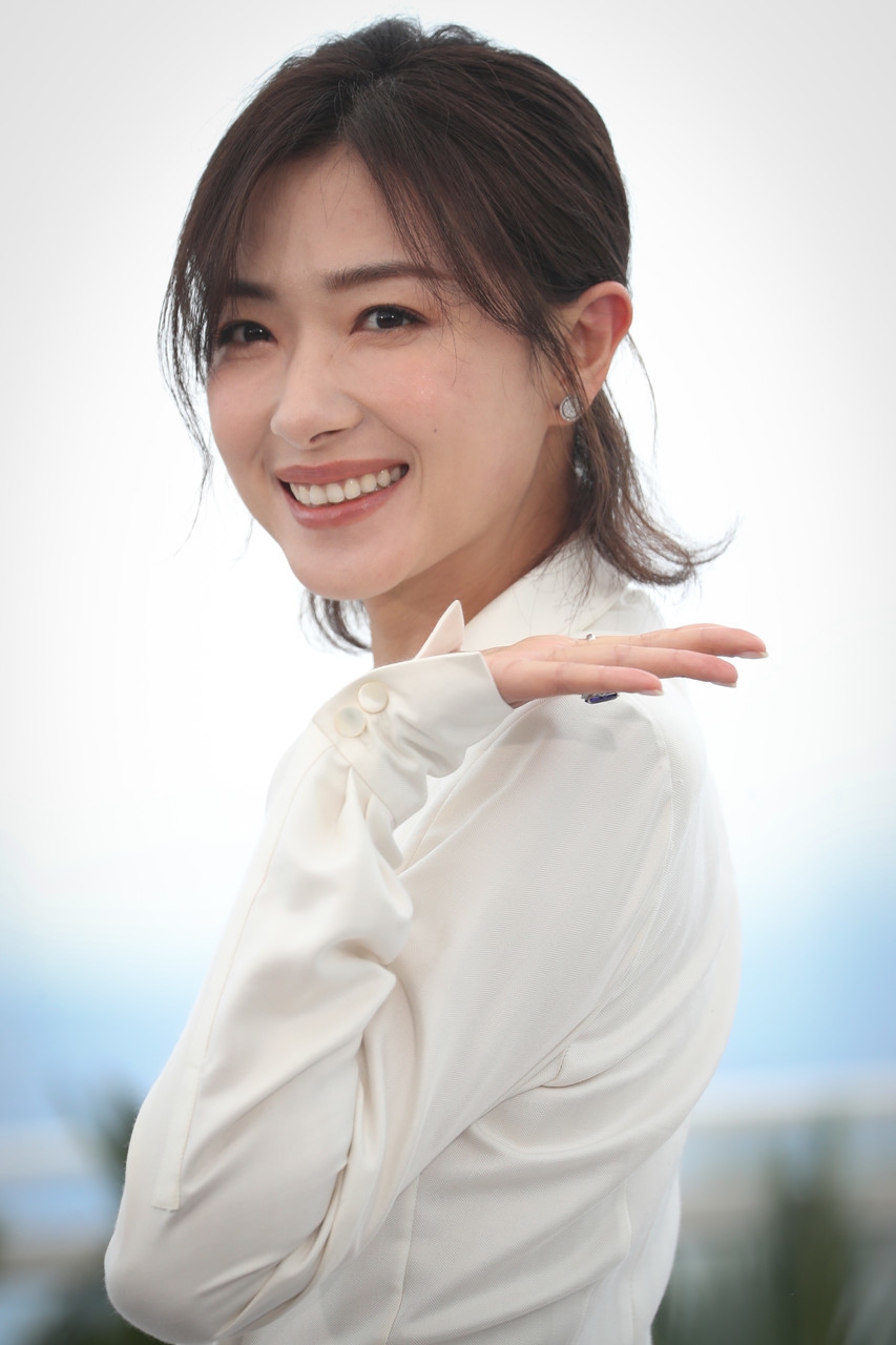 万茜身穿白色西装拍摄大片,双手托脸十分搞怪