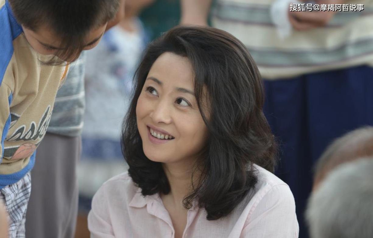 他是张艺谋的校友,五婚娶张若昀的"后妈",今绯闻不断成这样_张黎