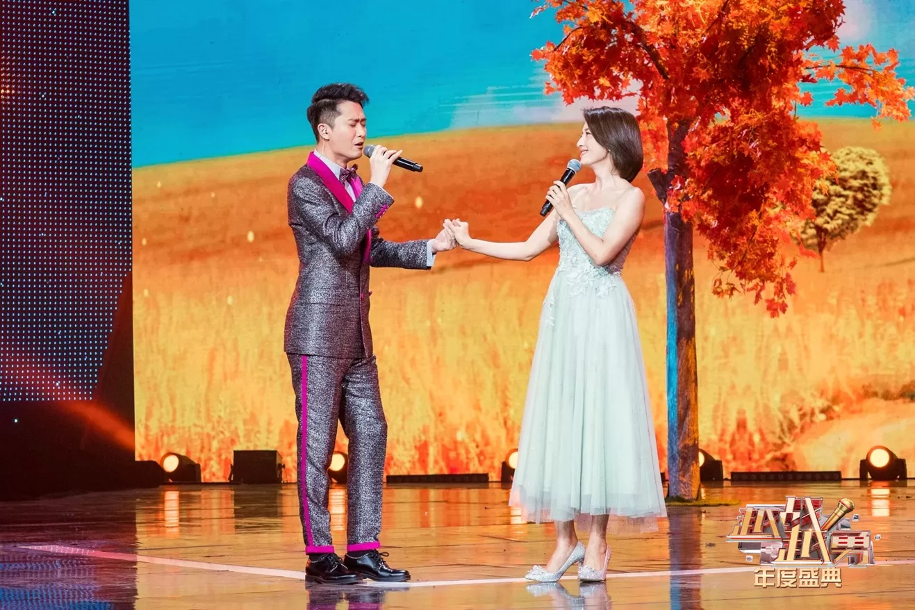 然后是央视综艺频道主持人张蕾和杨帆,翻唱了孙俪和李健曾经在2013年