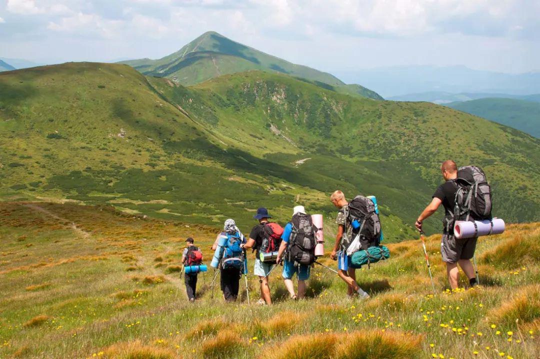爬山拍照致崴脚,只得找救援:户外新驴,我求你学点爬山技巧_驴友
