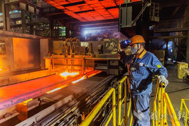 4月7日,武钢有限炼钢厂三炼钢,工人正在观察钢坯切割.