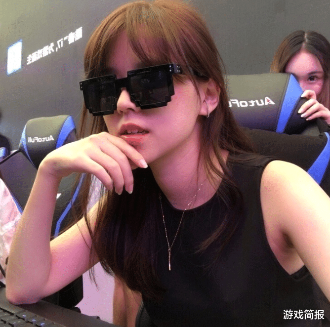 然后沐子就是在吃鸡圈中火了起来,加上她本身就是