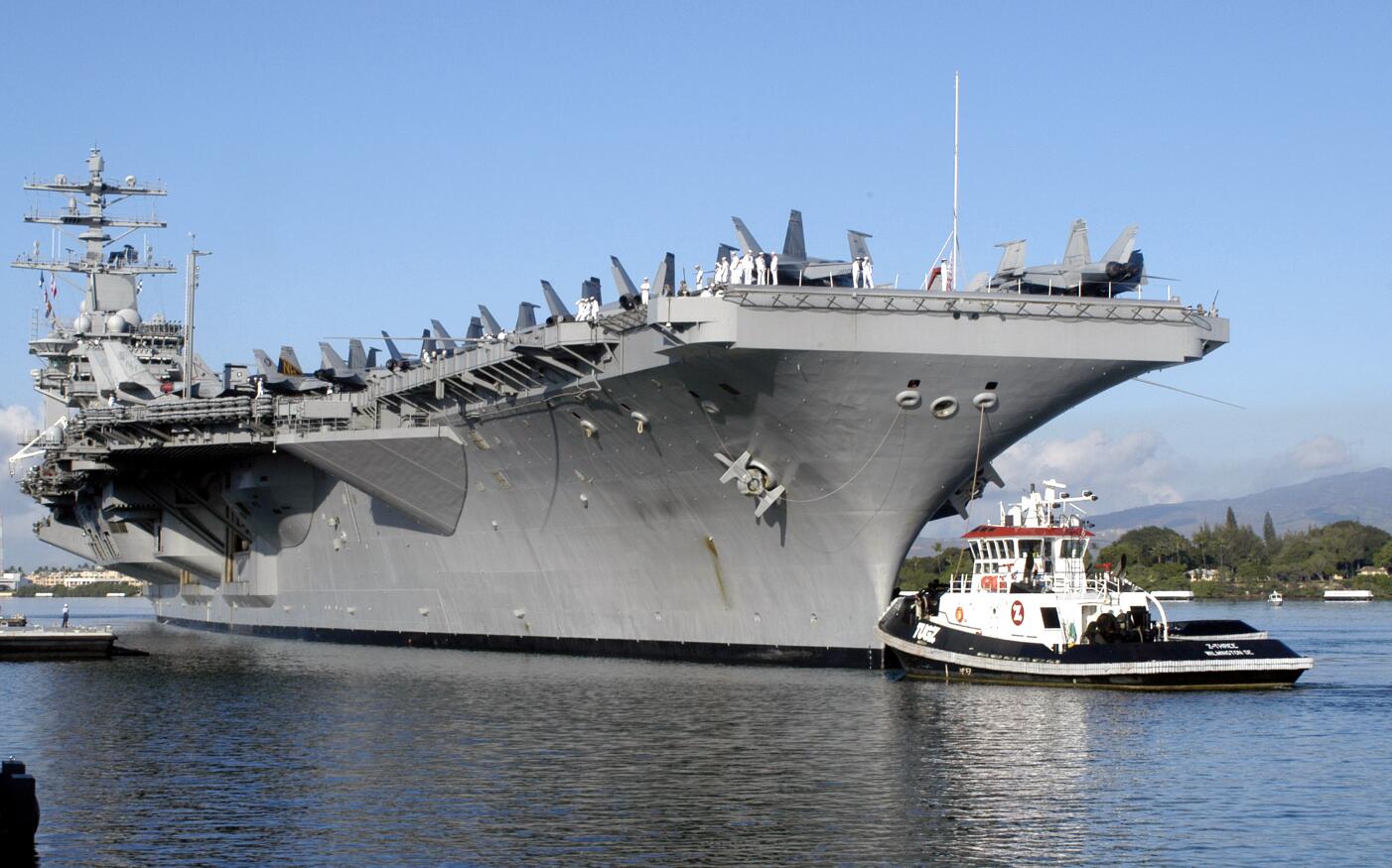 带病出征美国准备部署尼米兹号航母舰员用t恤自制口罩